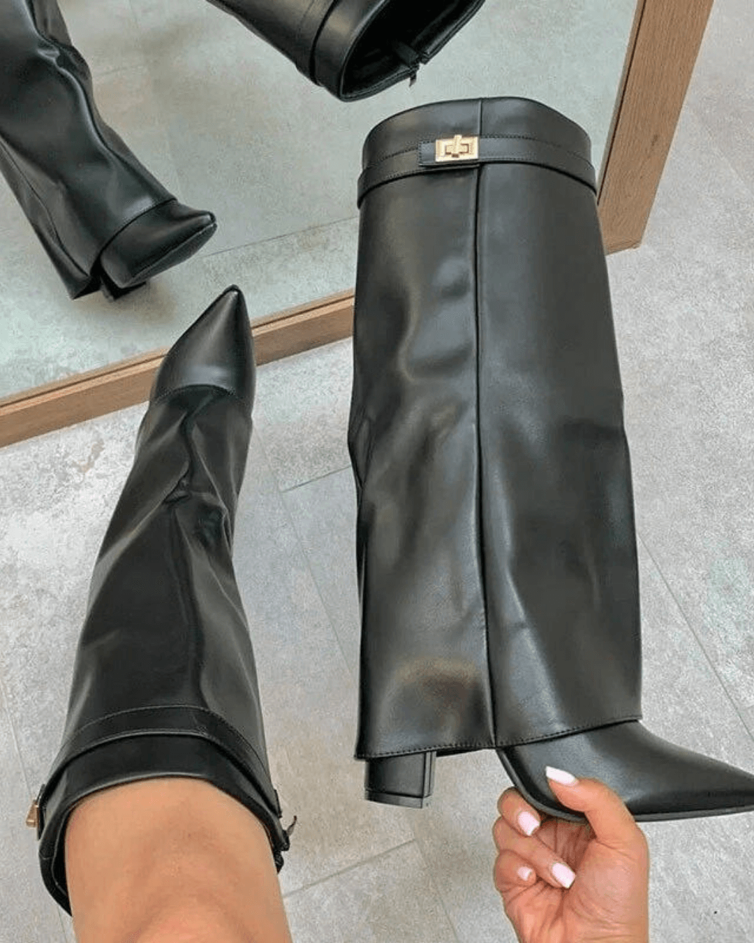 Bottes Mirabelle en daim faites à la main avec détail de boucle élégante pour un style automnal