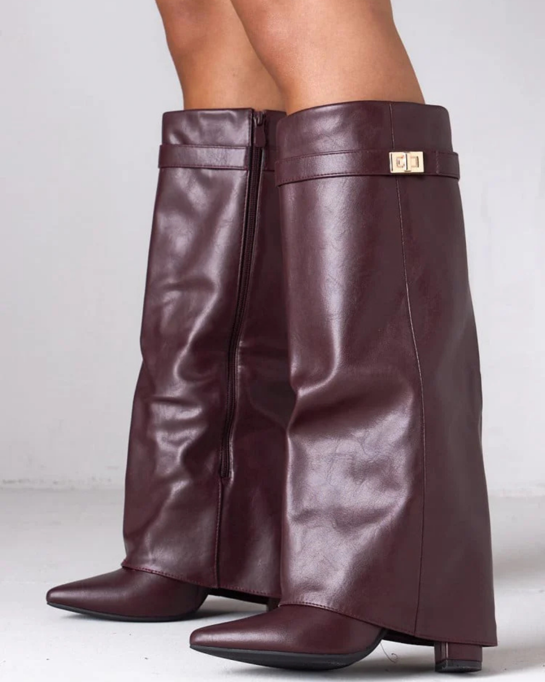 Bottes Mirabelle en daim faites à la main avec détail de boucle élégante pour un style automnal